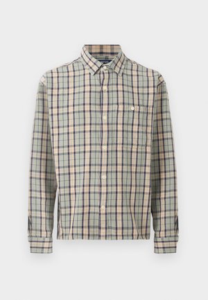 Knappet skjorte med lange ærmer i ternet mønster med farverne grøn, beige og marineblå samt en enkelt brystlomme på en ensfarvet baggrund.