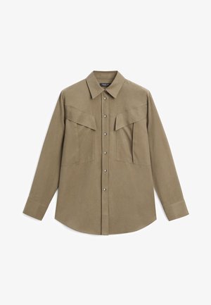 Lange mouwen overhemd met knopen in olijfgroene stof, voorzien van een kraag, twee grote borstzakken en een afgeronde zoom. Zilverkleurige knopen aanwezig.