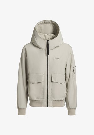 Smėlinė, gobtuvu užsegama striukė, pagaminta iš lygaus, lengvo audinio. Yra dvi priekinės kišenės, užtrauktuku užsegama krūtinės kišenė ir elastingi rankogaliai.