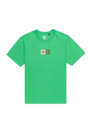 Grünes Baumwoll-T-Shirt mit Rundhalsausschnitt und kurzen Ärmeln. Das Frontdesign umfasst zwei rechteckige Logos in Beige und Dunkelgrün.