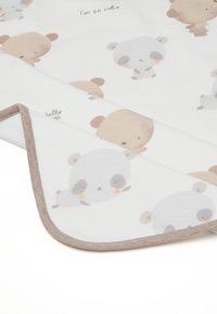 Manta de algodón en colores claros con un patrón de pandas. El borde tiene un suave ribete marrón, añadiendo textura. Frases destacadas incluyen "Soy tan lindo."