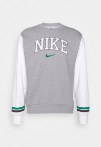 Grå Nike sweatshirt med vita ärmar, gröna och svarta ränder vid muddarna, vit ribbad halsringning, och grön Nike swoosh under den fetstilta logotexten.
