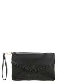 Bolso de mano de cuero negro con textura de cocodrilo en la solapa inferior y una correa de muñeca desmontable con cierre de oro.