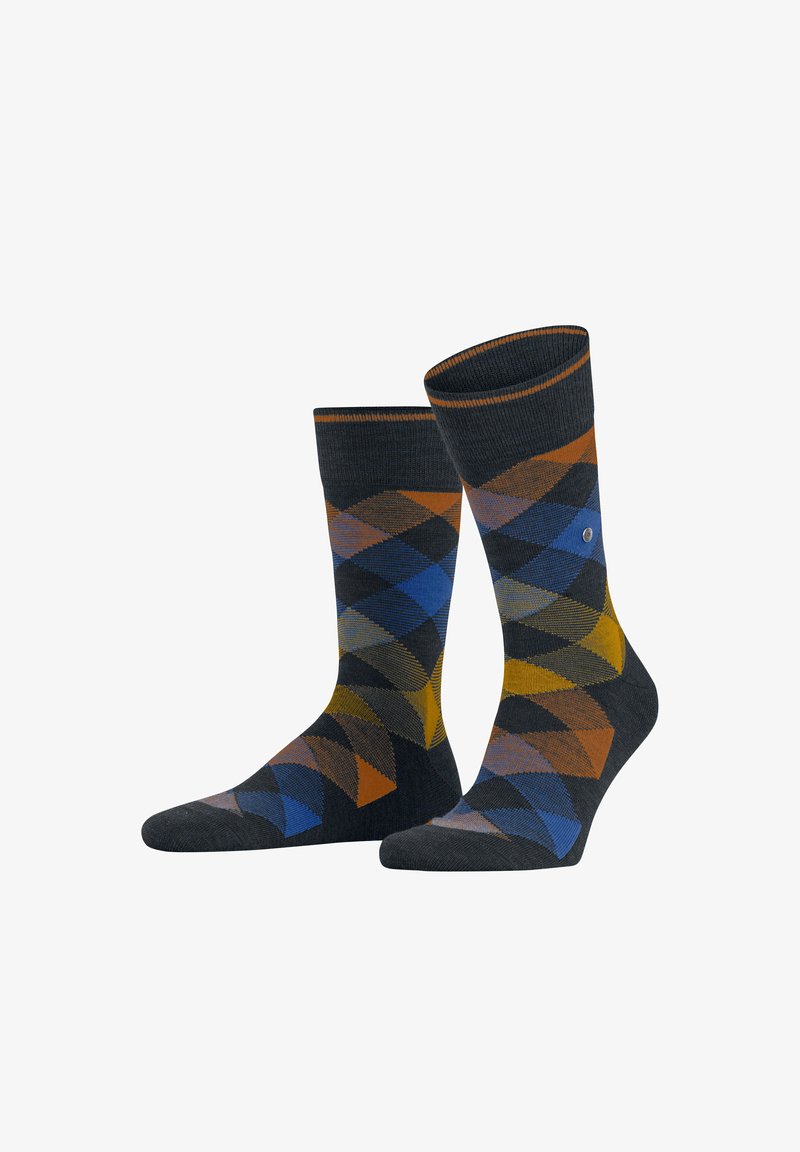 Chaussettes à motifs sombres mettant en avant un design en diamants dans des couleurs bleu, orange, jaune et gris, présentées avec un logo visible sur une des chaussettes.