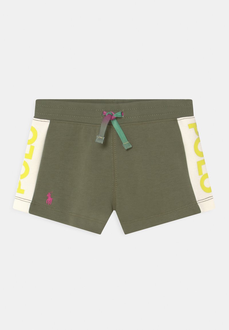 Calções de algodão verdes com um cinto de cordão. Painéis laterais brancos apresentam o texto amarelo "POLO". Logótipo rosa na frente. Textura suave.