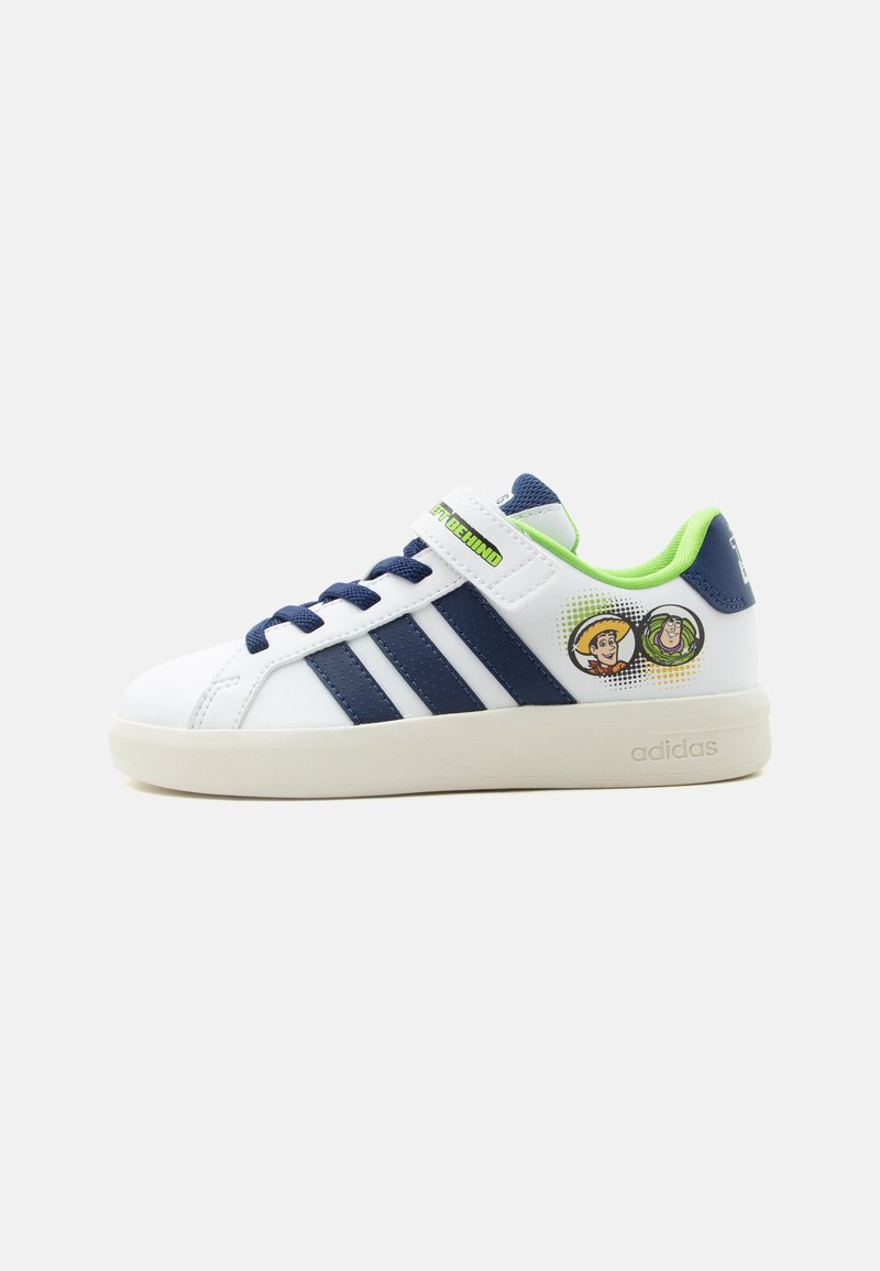 Λευκό sneaker Adidas με ναυτικό μπλε ρίγες, πράσινη επένδυση, με τους χαρακτήρες Woody και Buzz από το «Toy Story» τυπωμένους στο πλάι και λουράκι με βέλκρο.