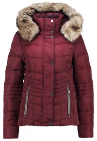 Vinröd vadderad jacka med huva i konstpäls, blixtlåsförsedda fickor och quiltad textur, utrustad med tryckknappar och en figursydd design.