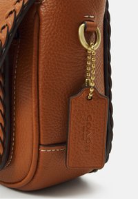 COACH TAB MESS BURNISHED AMBER ONE - Taška cez plece - burnished amber