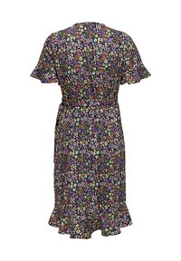 Kleid mit Blumenmuster, kurzen, flatternden Ärmeln, tailliertem Schnitt und ruffle Saum. Dominante Farben sind Lila, Orange und Weiß auf einem dunklen Hintergrund.