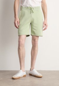 GANT - SHIELD - Tracksuit bottoms - milky matcha Thumbnail Image 1