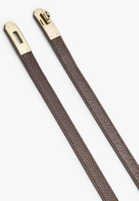 Brązowy pasek ze skóry o fakturowanym wykończeniu, z złotymi elementami na końcach do zapinania. Prosty, elegancki design.