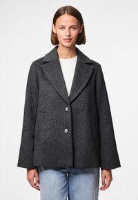 Σκούρο γκρι παλτό από μείγμα μάλλινων ινών με γιακά σε σχήμα V, δύο μπροστινές τσέπες και δύο διακοσμητικά κουμπιά που μοιάζουν με λουλούδια. Ευθύς και μη δομημένος σχεδιασμός.