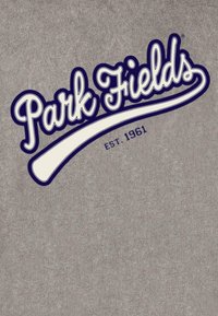 Szara tkanina z białym i granatowym logo z napisem "Park Fields" z zakrzywionym podkreśleniem oraz datą powstania "EST. 1961" poniżej.