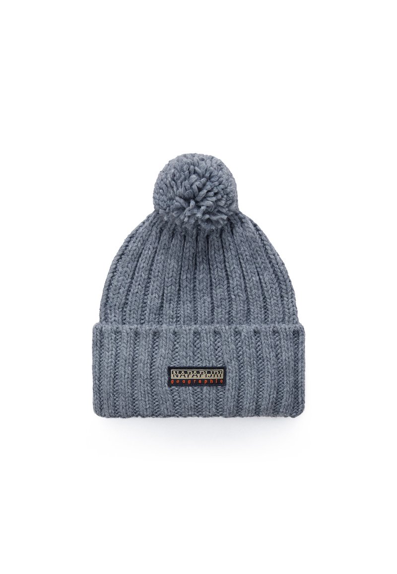 Berretto di lana grigio a maglia con un motivo a coste, risvolto e pompon sulla parte superiore. Presenta una patch con logo rettangolare sul davanti.