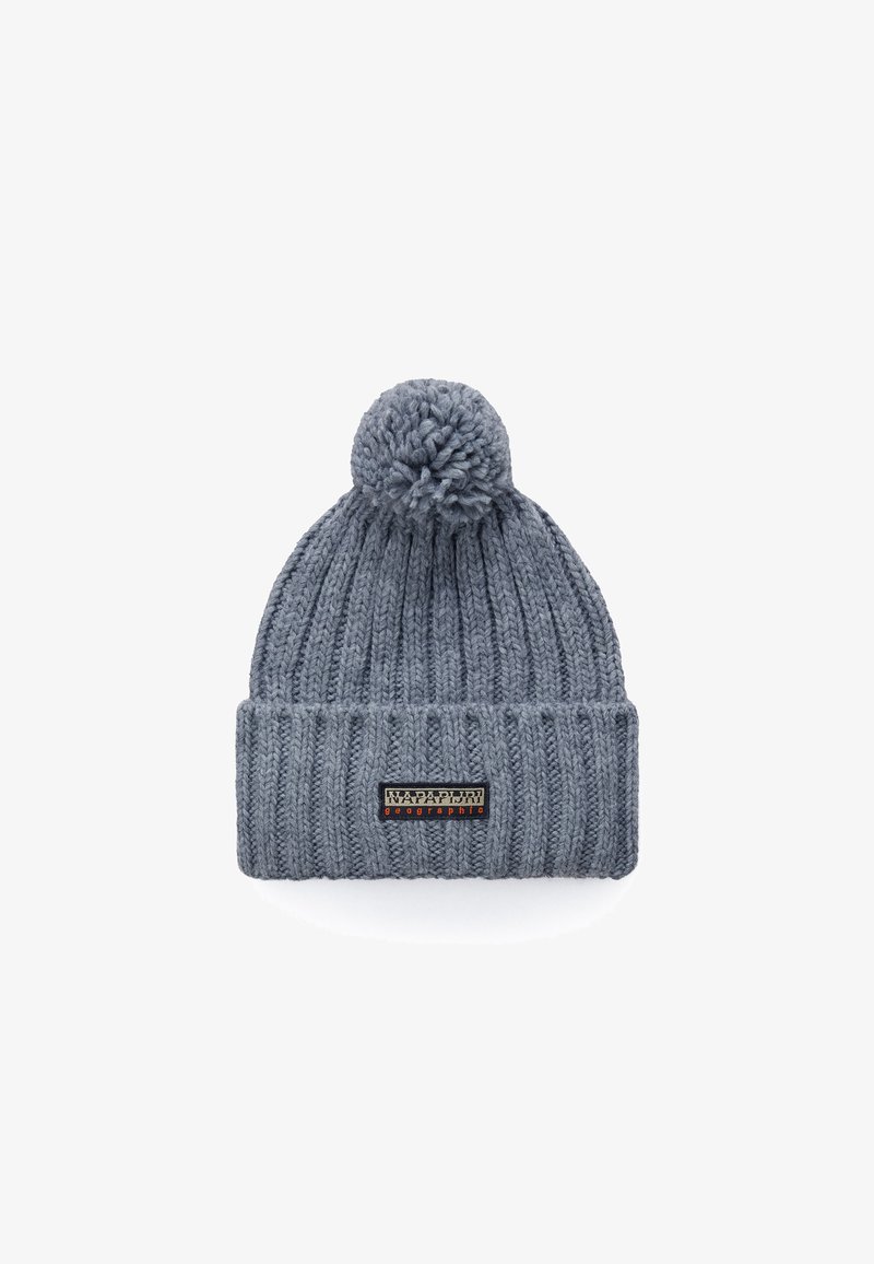 Berretto di lana grigio a maglia con un motivo a coste, risvolto e pompon sulla parte superiore. Presenta una patch con logo rettangolare sul davanti.