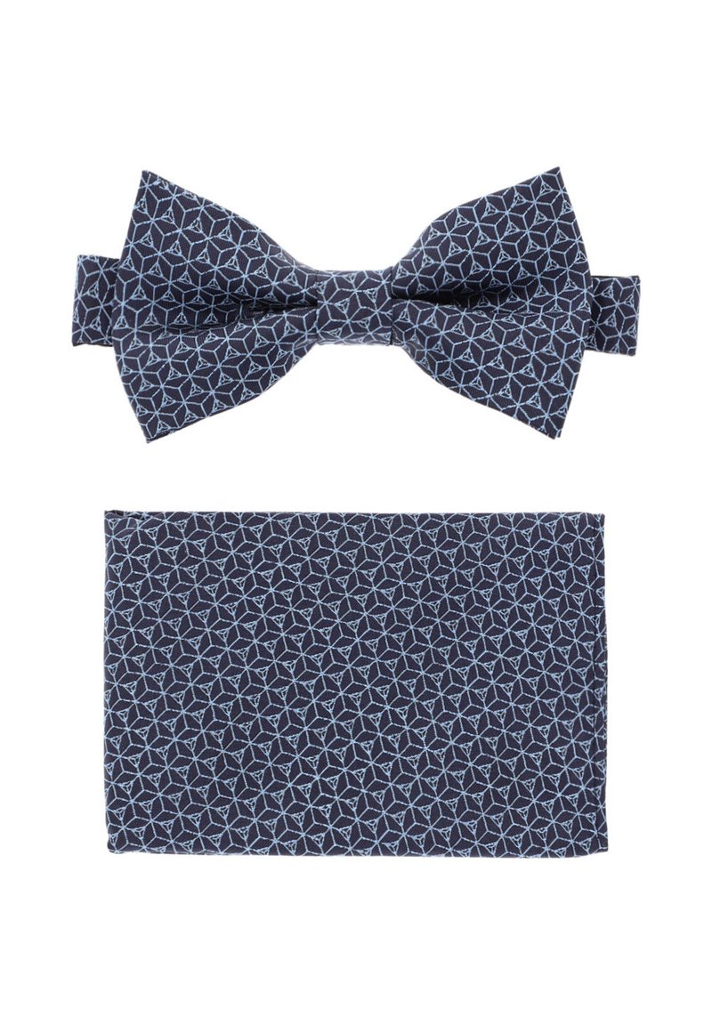 Granatowy zestaw muszki i chusteczki do kieszeni w wzorzystym materiale. Muszka ma spiczaste końce; chusteczka do kieszeni ma pasujący geometryczny wzór.