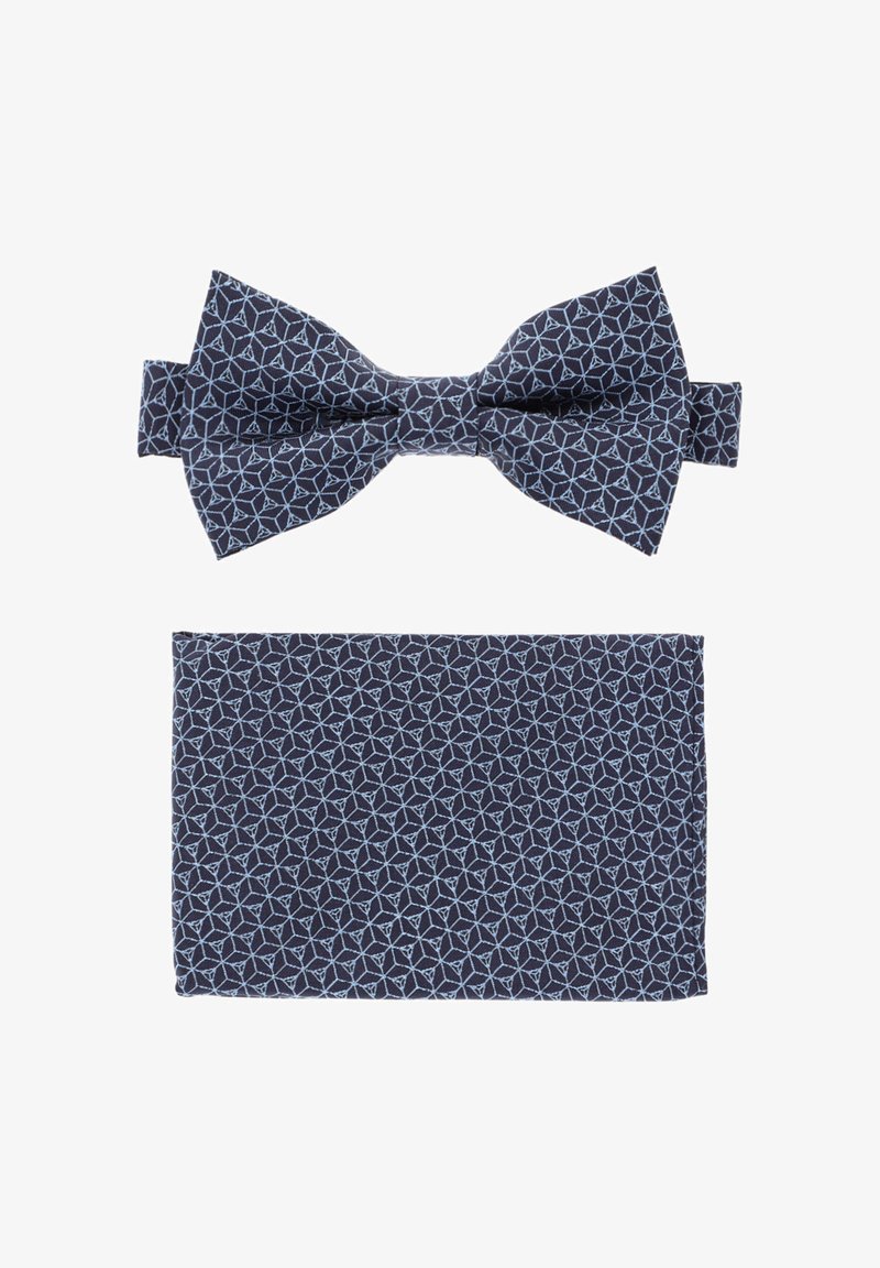 Granatowy zestaw muszki i chusteczki do kieszeni w wzorzystym materiale. Muszka ma spiczaste końce; chusteczka do kieszeni ma pasujący geometryczny wzór.