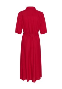 Röd klänning i knälängd tillverkad av ett lättviktigt tyg, med krage, korta ärmar och ett bälte i midjan för en figurnära look.