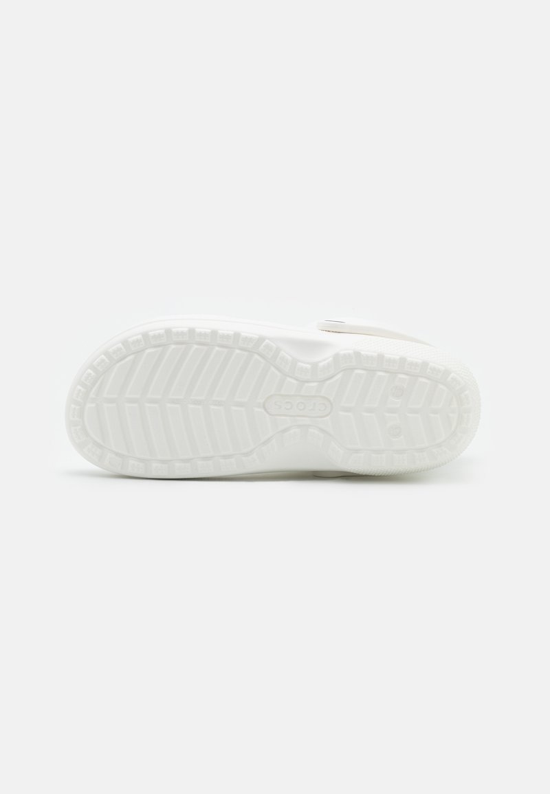 Suela de zapato de goma blanca con patrón texturizado y taco. Presenta un logotipo y un acabado suave en toda la superficie.