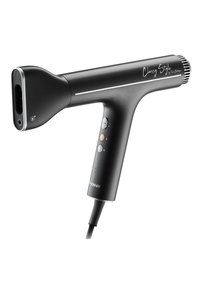 Schwarzer Handdampfer mit einem eleganten, ergonomischen Design, ausgestattet mit einem strukturierten Griff, Knopfsteuerungen und einer schlanken Düse für präzises Dampfen.