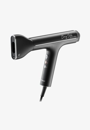 Steamer portable noir avec un design élégant et ergonomique, présentant une prise texturée, des commandes par bouton et un embout fin pour un vapeur de précision.