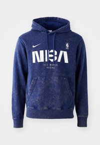Jūrinės mėlynos spalvos bliuzonas su minkšta tekstūra, su priekyje esančia kišene, raišteliu reguliuojama kapuche ir balta užrašu „NBA ALL WORLD HOOPS“. Nike logotipas ant rankovės.