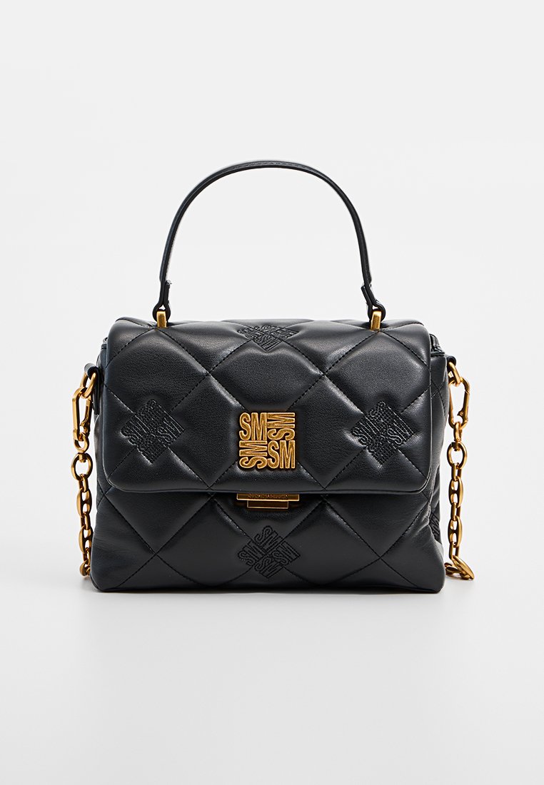Bolso de mano de cuero acolchado negro con un cierre de hardware dorado, diseño embossé, asa corta y correa de cadena desmontable.