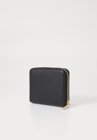 Portafoglio in pelle nera con finitura testurizzata, forma rettangolare e hardware con zip dorata. Design compatto, senza motivi o dettagli visibili.