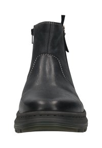 Schwarze Lederankelstiefel mit seitlichem Reißverschluss, sichtbaren Nähten und dicker Gummisohle, von vorne auf weißem Hintergrund gezeigt.
