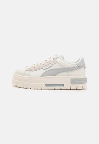Sneaker chunky bianco e grigio con dettagli in pelle liscia e suede, punta rotonda, chiusura con lacci e suola in gomma testurizzata.