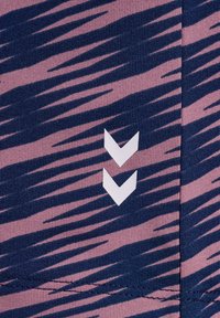 Textilmönster med mörk marinblå och rosa ränder i ribbad textur. Två vita chevronlogotyper i nedre högra hörnet.