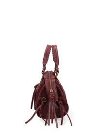 Sac à main en cuir bordeaux avec des poignées tressées doubles, fermeture éclair et détails de frange sur les côtés. Texture lisse avec des accents en métal doré.