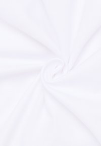 Tela blanca, retorcida suavemente en espiral. La textura parece suave con un leve brillo, presentando un tejido fino y uniforme.