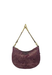 Sac tressé bordeaux avec une forme courbée, doté d'une bordure en cuir marron et d'une bandoulière en métal doré. La surface présente un motif texturé et à carreaux.