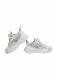 Paire de baskets blanches modernes avec des accents rose pastel, bleu et violet, semelles blanches épaisses et empeignes en tissu mesh.