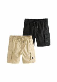 Twee paren cargoshorts: één beige en één zwart. Beide hebben een elastische tailleband, een trekkoord en zijzakken met flapdetails.