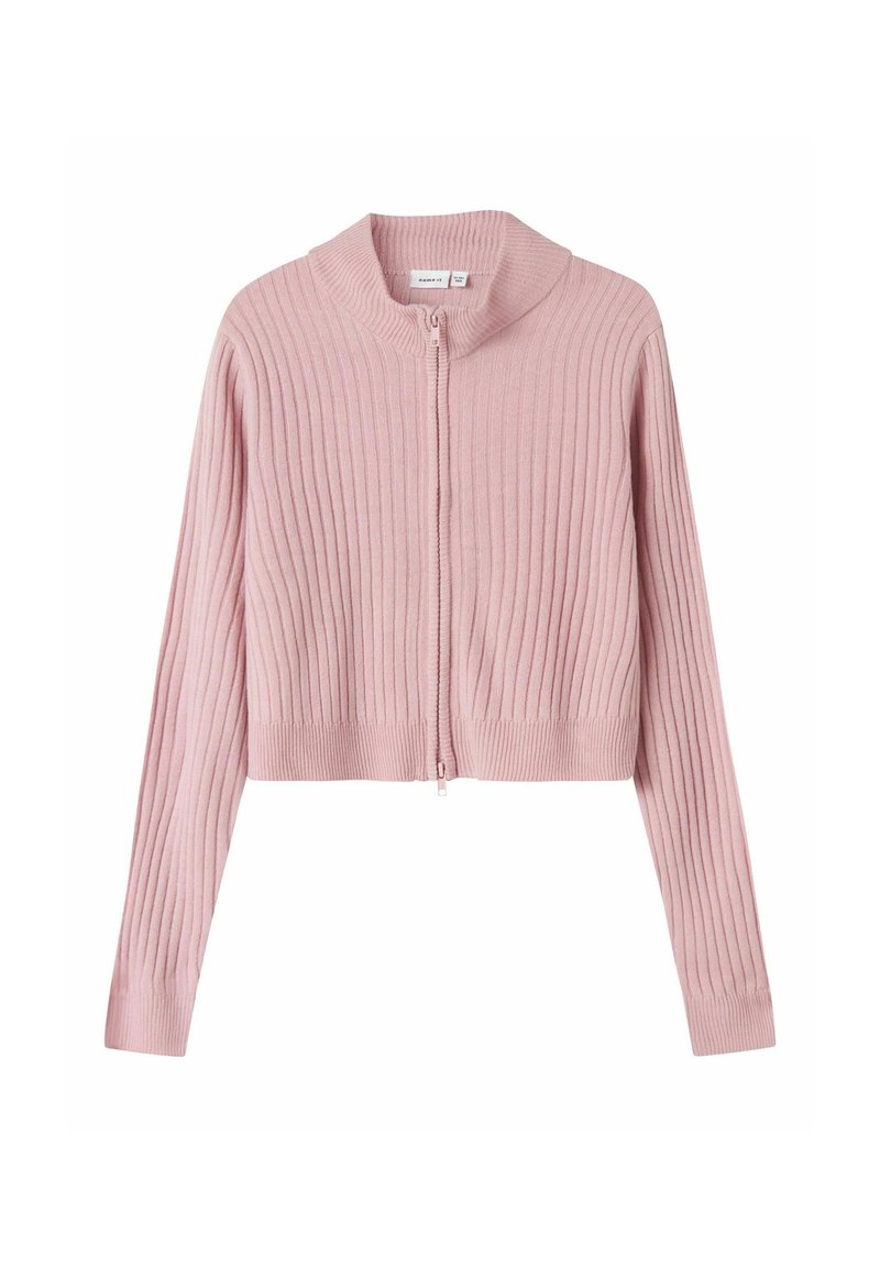 Rosa ribbad kavaj med hög krage, kort längd och dragkedjestängning. Har långärmar och texturerad tyg.