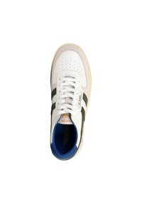 Sneaker bianca con accenti a strisce verdi, punta perforata, pelle texturizzata e fodera interna blu. Presenta lacci bianchi e suola in gomma.
