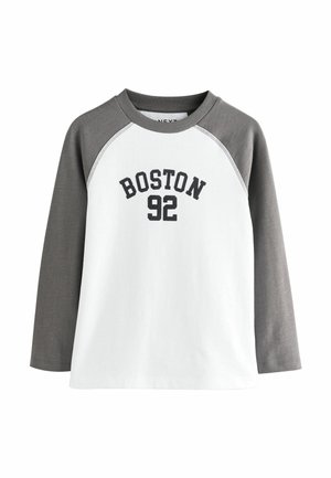 Langärmliges Raglan-Shirt mit grauen Ärmeln und weißem Körper, mit "BOSTON 92" in Schwarz auf der Brust bedruckt.