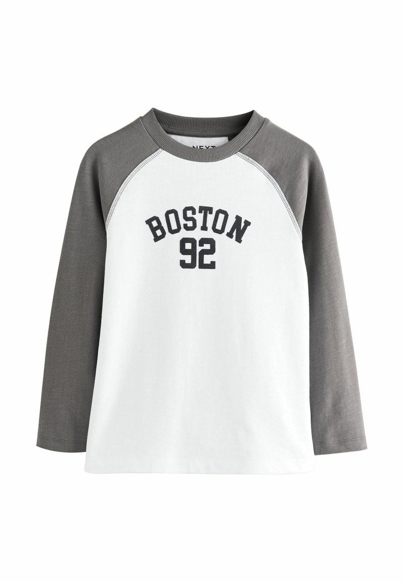 Langärmliges Raglan-Shirt mit grauen Ärmeln und weißem Körper, mit "BOSTON 92" in Schwarz auf der Brust bedruckt.