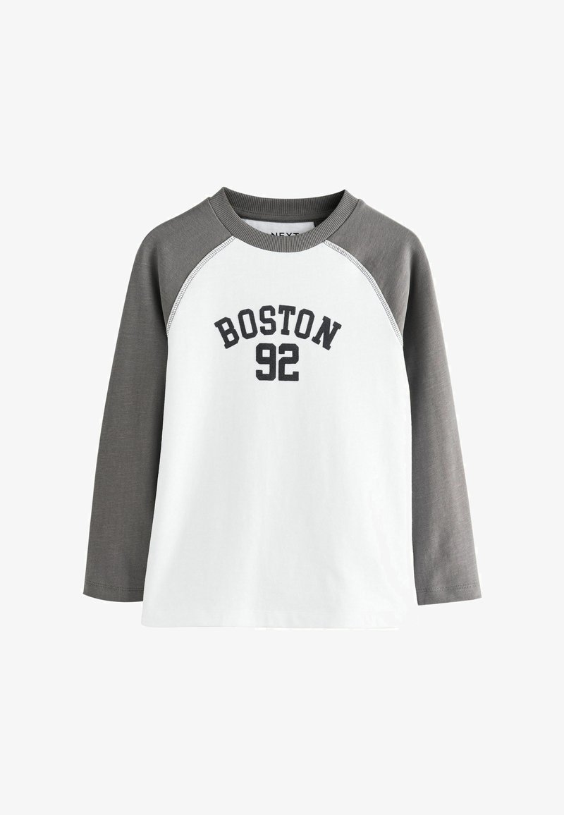Langärmliges Raglan-Shirt mit grauen Ärmeln und weißem Körper, mit "BOSTON 92" in Schwarz auf der Brust bedruckt.