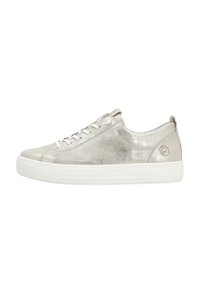 Sneakers in pelle argentata chiara con suola in gomma bianca, design con lacci e dettaglio del logo sul tallone. Texture liscia con una leggera lucentezza.