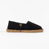 Espadrille en toile noire avec un bout rond, semelle en corde de jute et petite étiquette de marque sur le côté. Design simple et plat.
