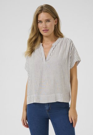 Chemise blanche à rayures avec un col en V, des manches courtes et une coupe décontractée. Rayures dans des nuances de beige et de bleu clair sur un tissu texturé.