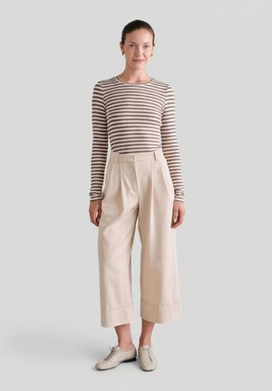 - Bluzka z długim rękawem