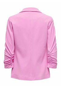 Rosa kavaj med en slät yta, notchad krage och rynkade ärmar. Bakifrån visar den en figursydd form och rena linjer.