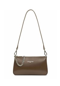 Borsa sintetica marrone con una forma rettangolare elegante, dettaglio in catena argentata e tracolla regolabile. Presenta un marchio impresso sul davanti.