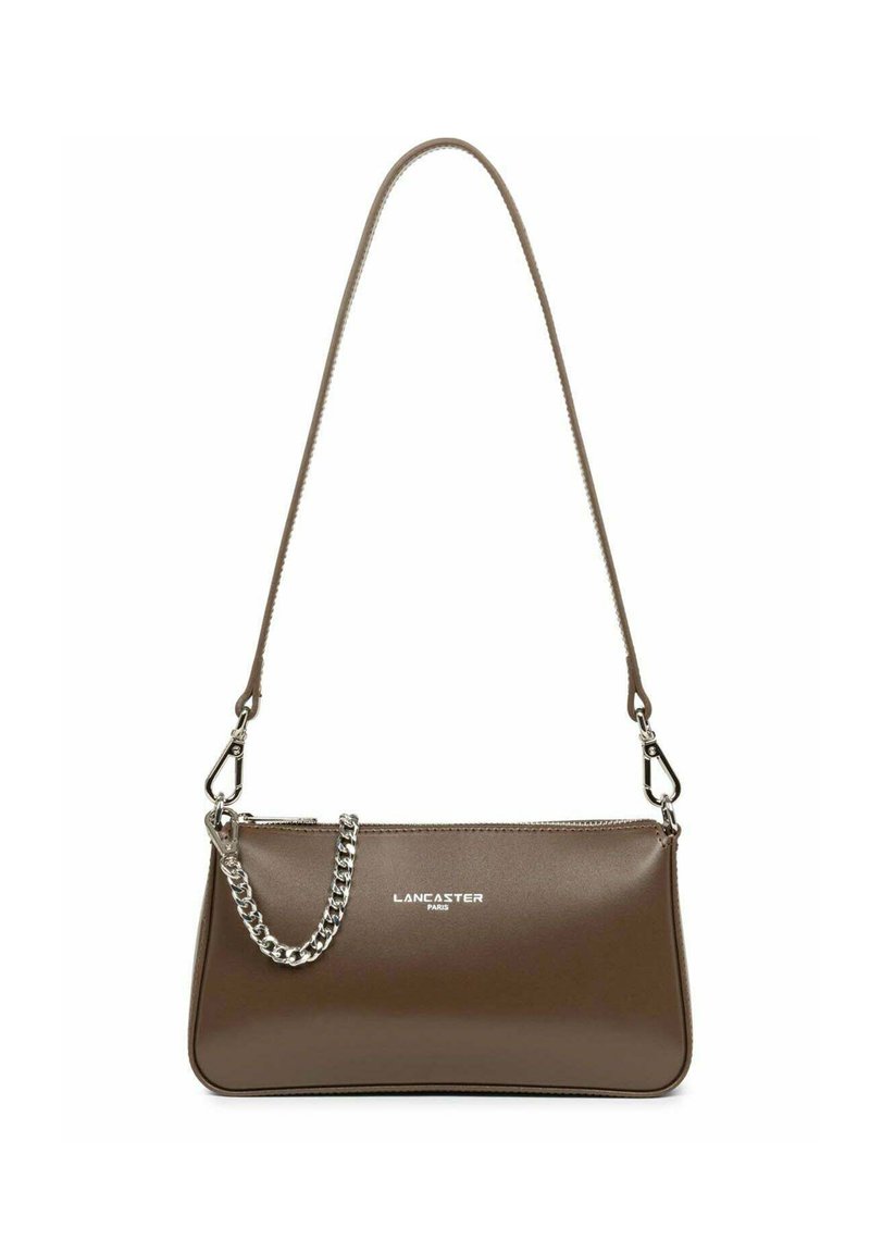 Borsa sintetica marrone con una forma rettangolare elegante, dettaglio in catena argentata e tracolla regolabile. Presenta un marchio impresso sul davanti.