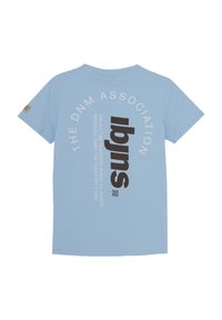 Ljusblå t-shirt i bomull med kort ärm. Har djärva grafiska motiv i svart och vitt text, inklusive designen "THE DNM ASSOCIATION".
