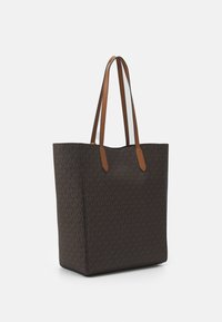 Borsa tote marrone realizzata in materiale sintetico testurizzato, con un motivo geometrico, manici in pelle beige e design senza chiusura.